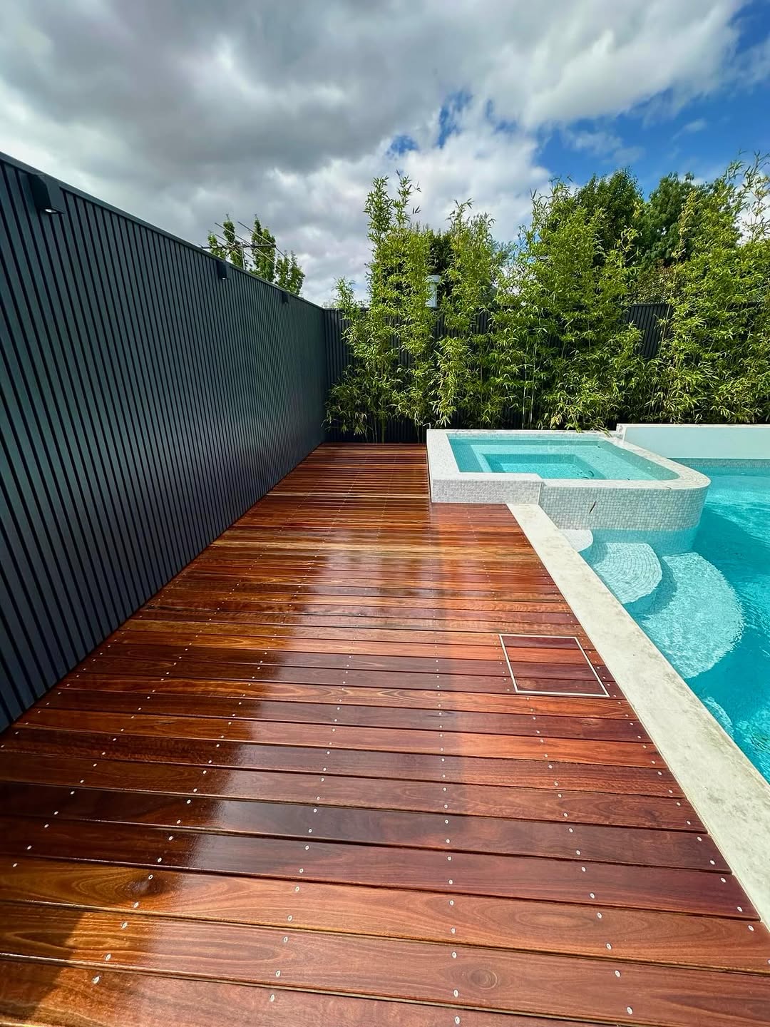 5 Modern Outdoor Screening Ideas for Australian Backyards